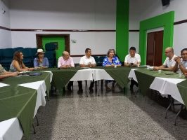 Mesa de reunión de los directivos de la Universidad de Caldas con personas de Honda tolima