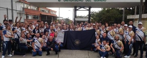Son 135 deportistas entre administrativos y docentes integrantes de Sintraunicol afuera de la Universidad del Quindío con la bandera de la Universidad de Caldas y un uniforme representativo