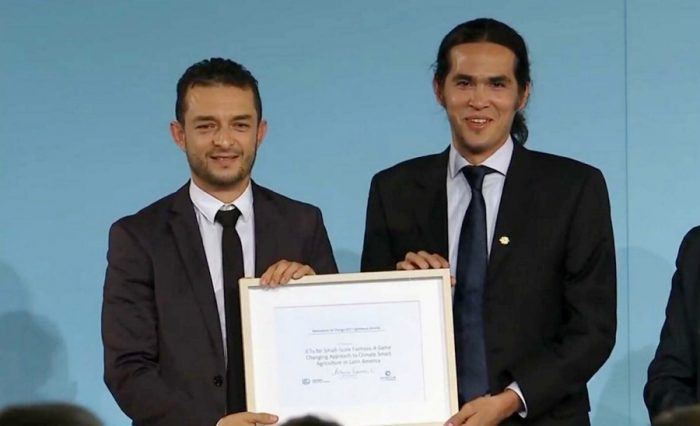 Foto tomada de http://blog.ciat.cgiar.org: Daniel Jiménez y su compañero Julián Ramírez recibiendo el premio.