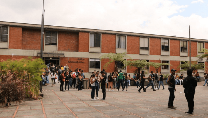 Personas reunidas frente al edificio administrativo de la Universidad de Caldas