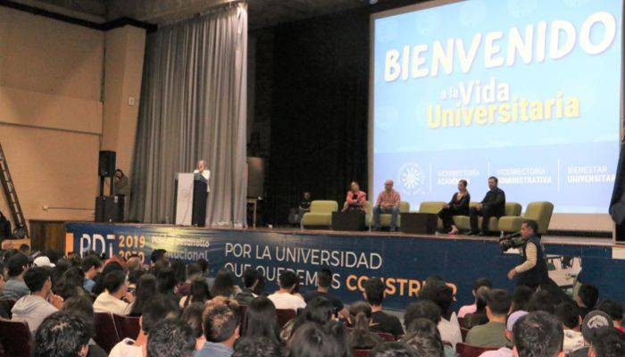 Bienvenida a los nuevos estudiantes en el teatro 8 de junio