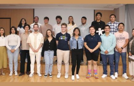 Estudiantes de distintos países recibieron su bienvenida en la sala Carlos Náder