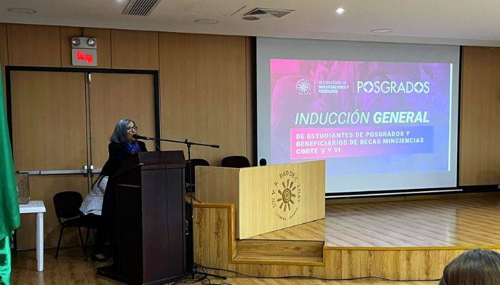 La rectora encargada dio la bienvenida a los nuevos estudiantes