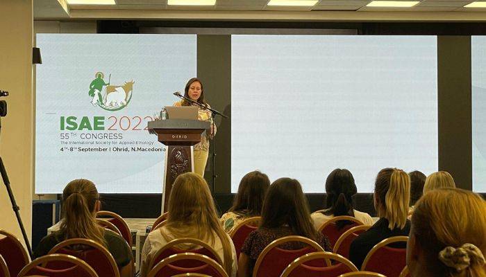 profe macedonia Docente presentando su ponencia durante el congreso