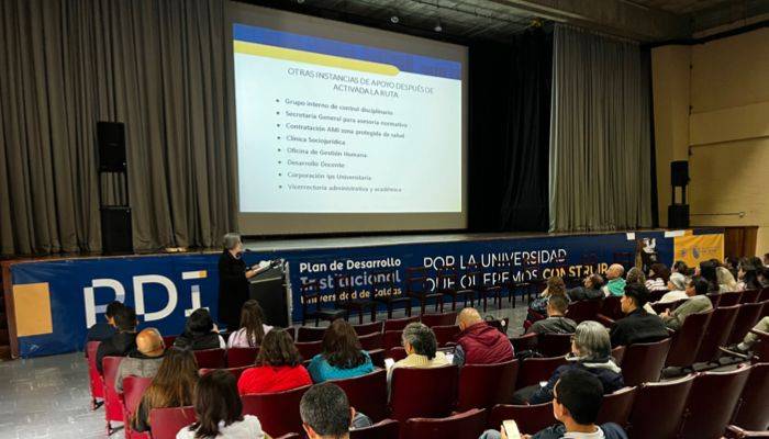 reunión con docentes en el Teatro 8 de Junio