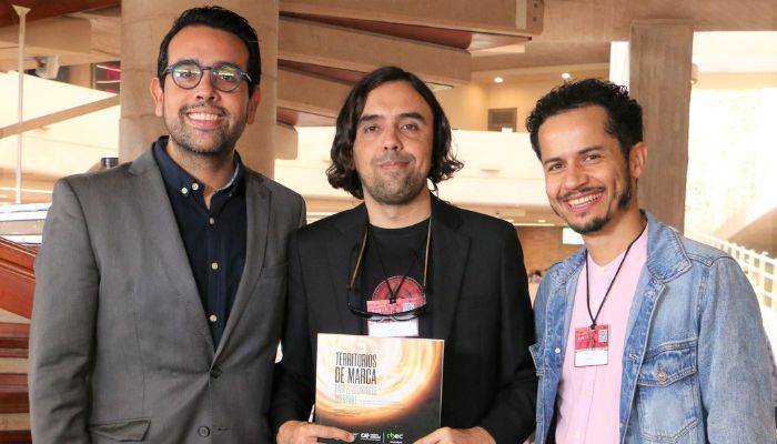 Escritores del libro en su presentación en el Centro Cultural Universitario Rogelio Salmona