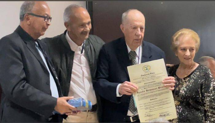 Docente recibe nota de estilo por parte de los egresados de MVZ