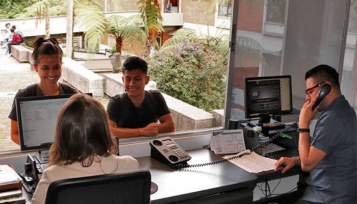personas reunidas en oficina