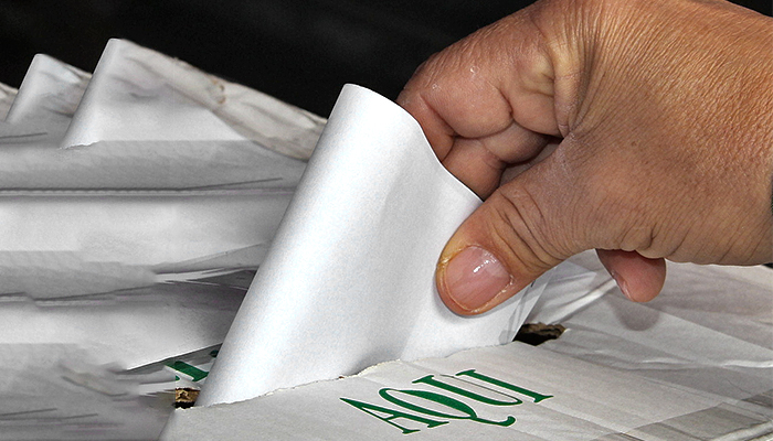 Persona depositando un voto en la urna de votación