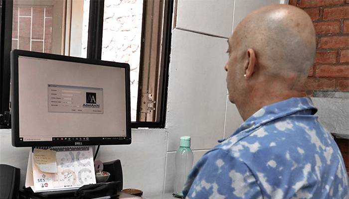 Persona frente a computador