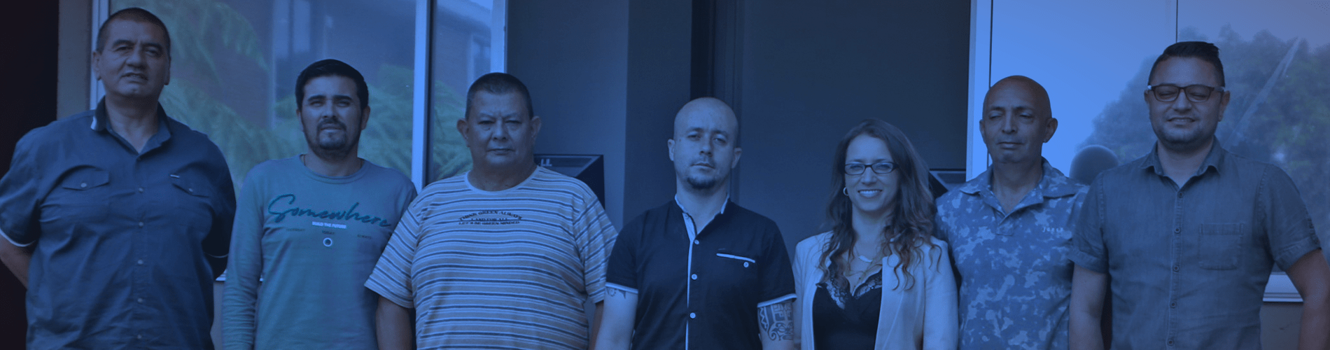 Personas de la oficina de gestión documental con un filtro azul