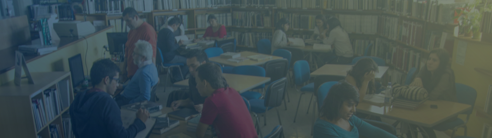 Grupo de personas estudiando en la biblioteca de la sede Palogrande de la Universidad de Caldas