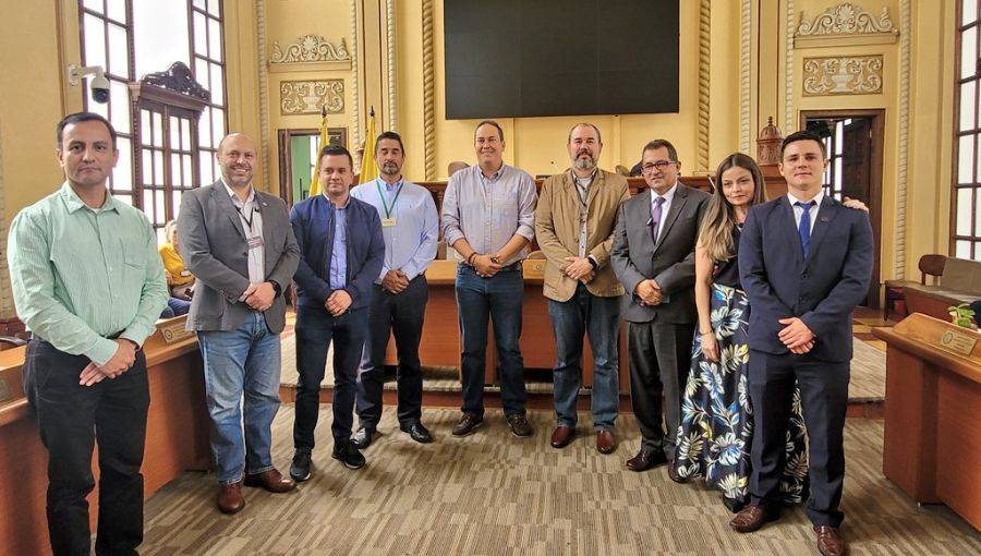 Personas reunidas en la asamblea para aumentar el porcentaje de recaudo