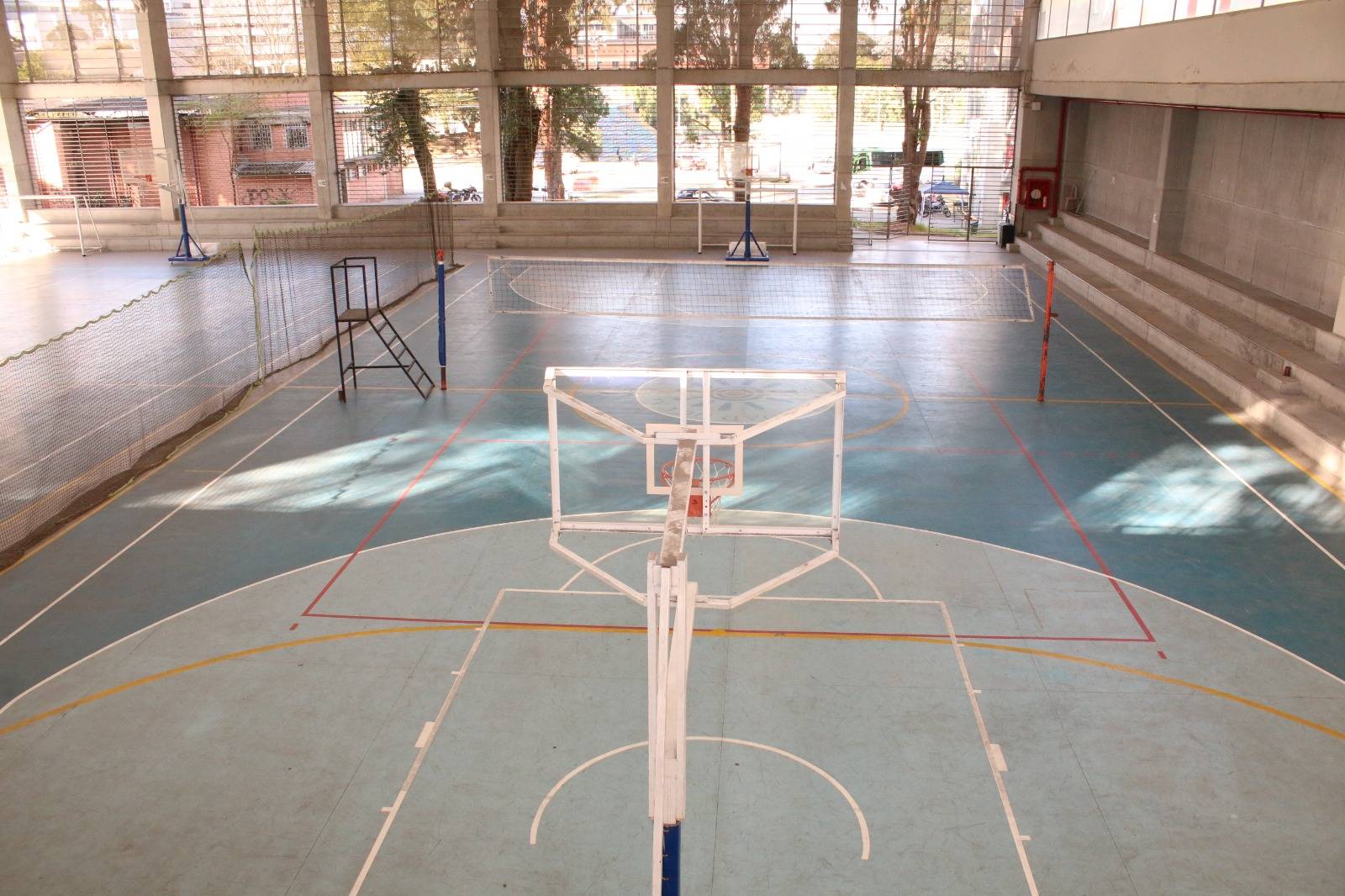 Fotografía cancha de baloncesto en coliseo de la Universidad de Caldas