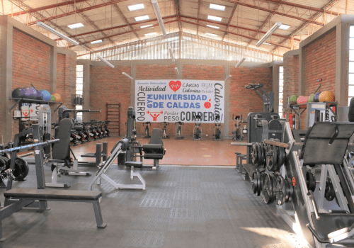 Fotografía del gimnasio de la Universidad de Caldas