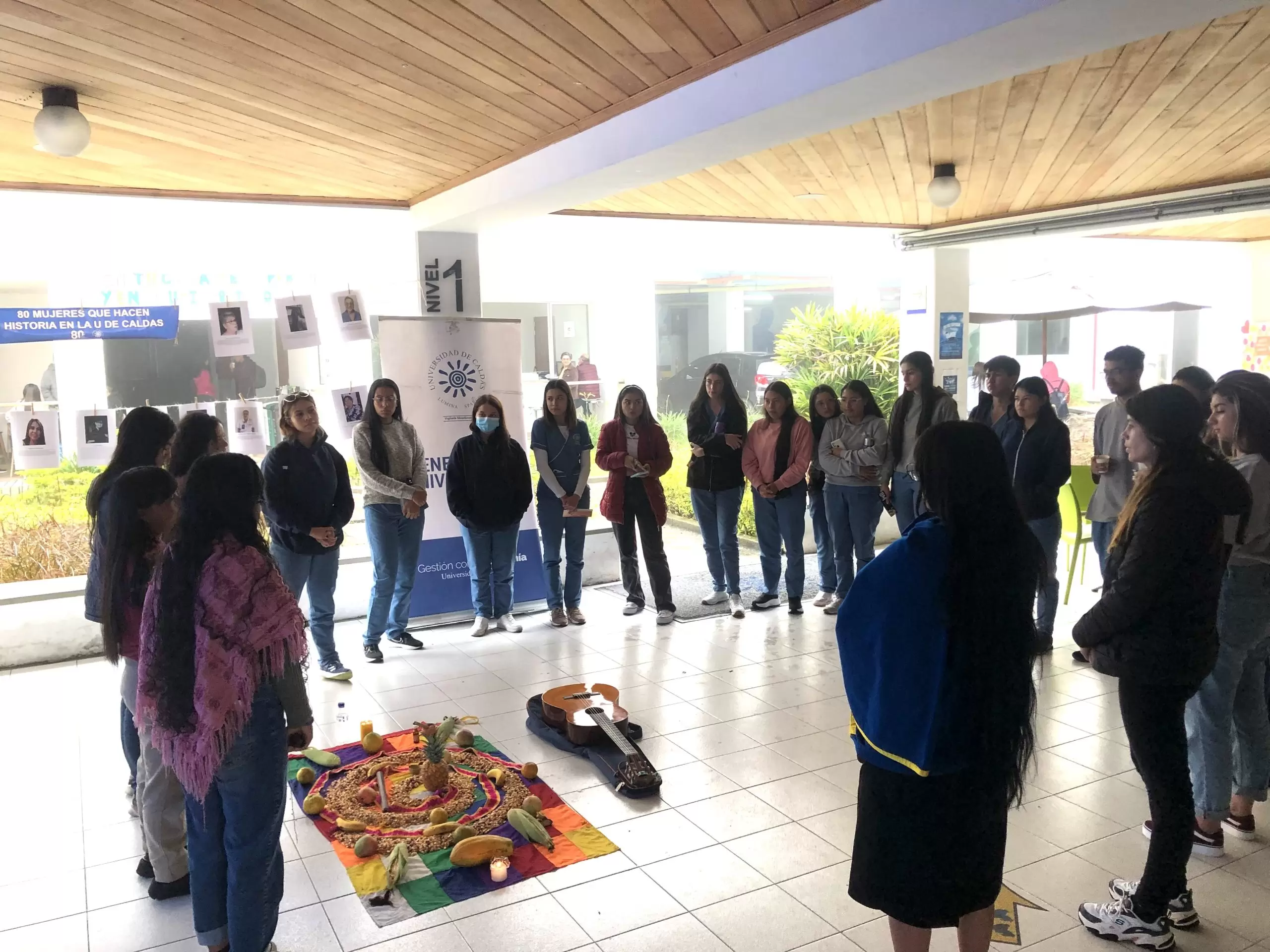 Grupo de estudiantes reunidos haciendo una actividad