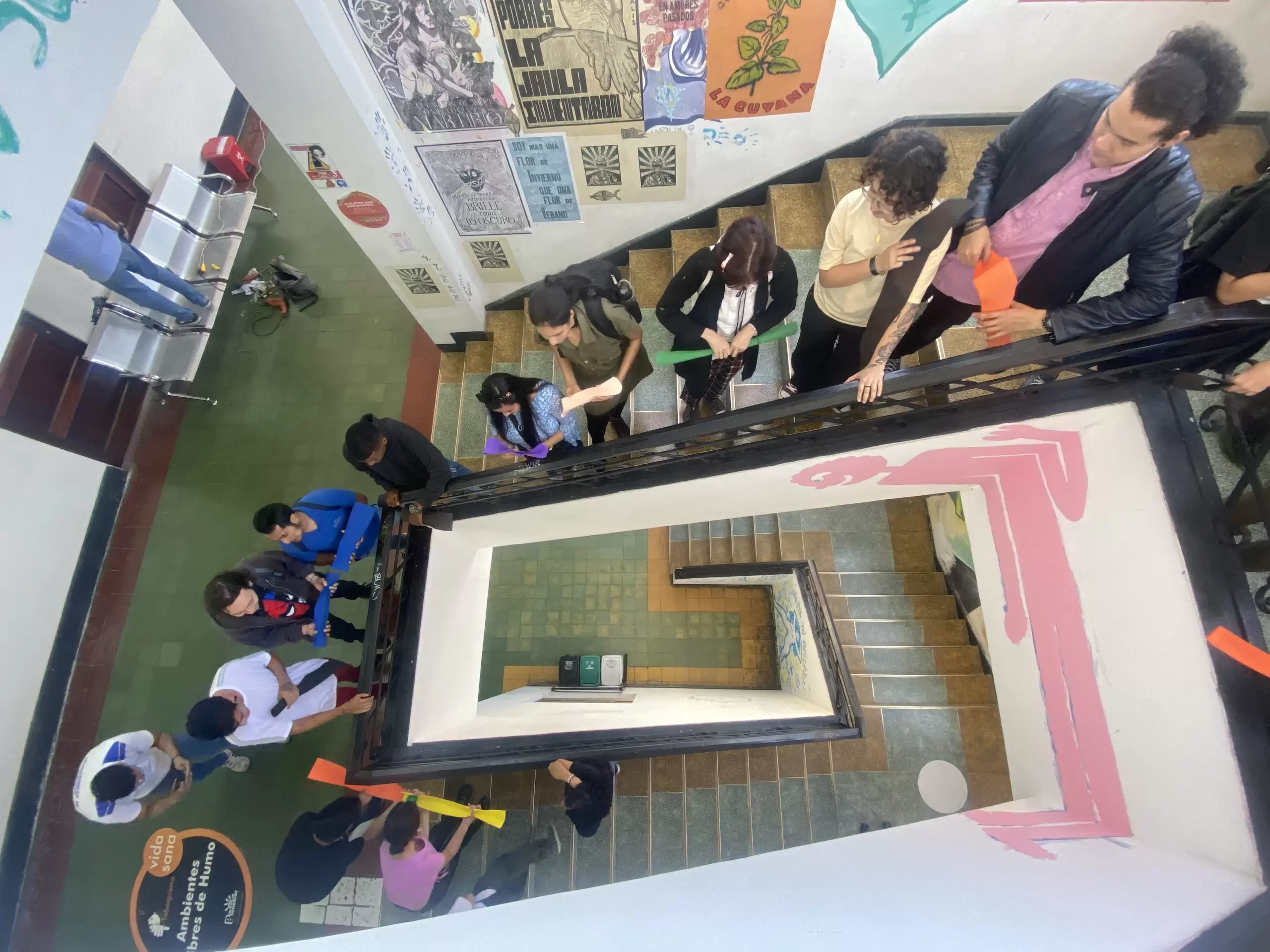 Estudiantes en una escalera realizando una actividad