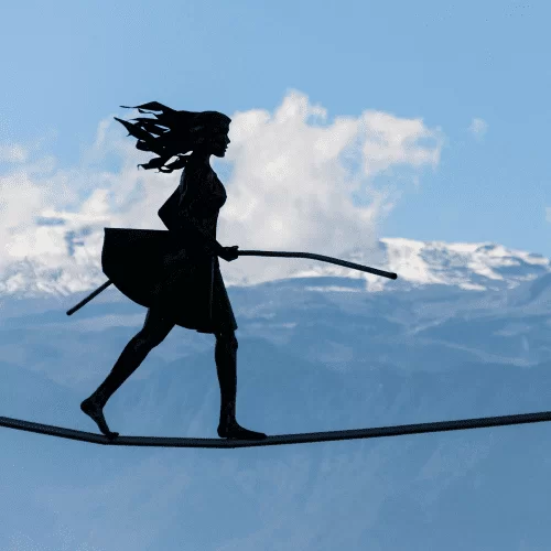 Manizales Escultura mujer caminando en cuerda floja, Bellas Artes, Manizales