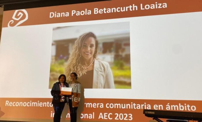 profesora que recibe el reconocimiento