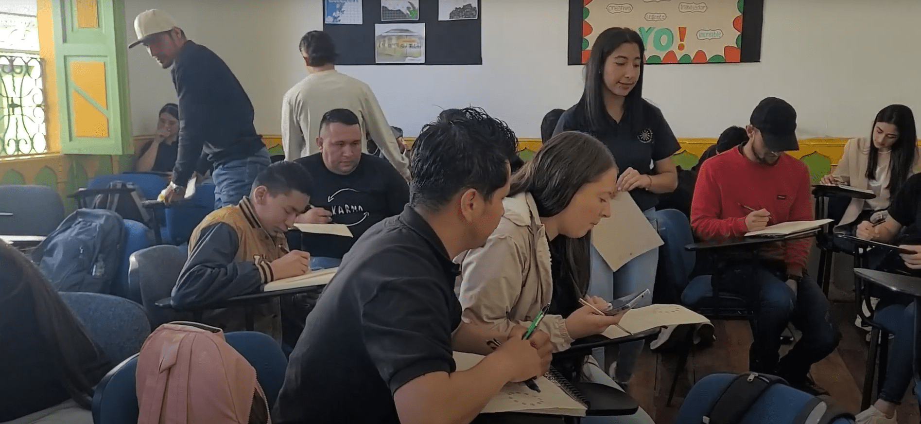 Estudiantes de Aguadas reunidos en un salón