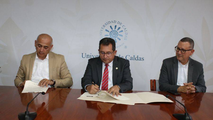 rector firmando el convenio