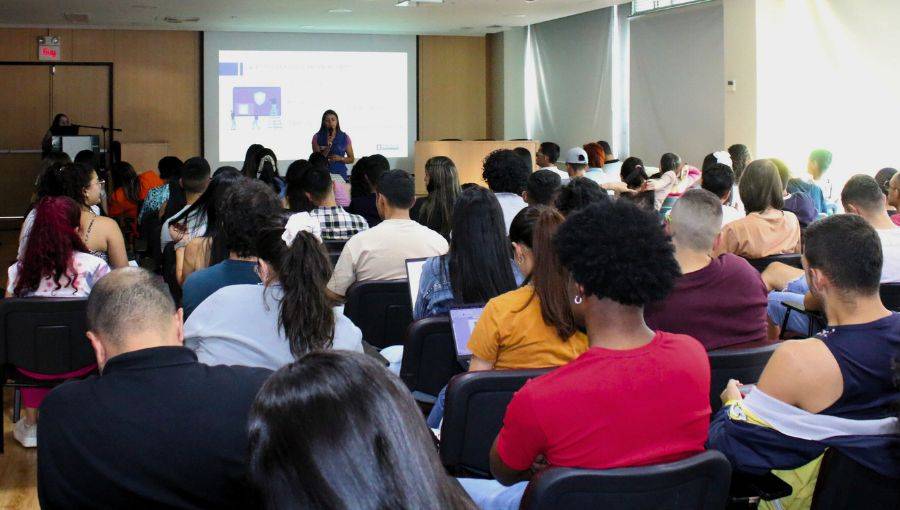 foto del evento con estudiantes