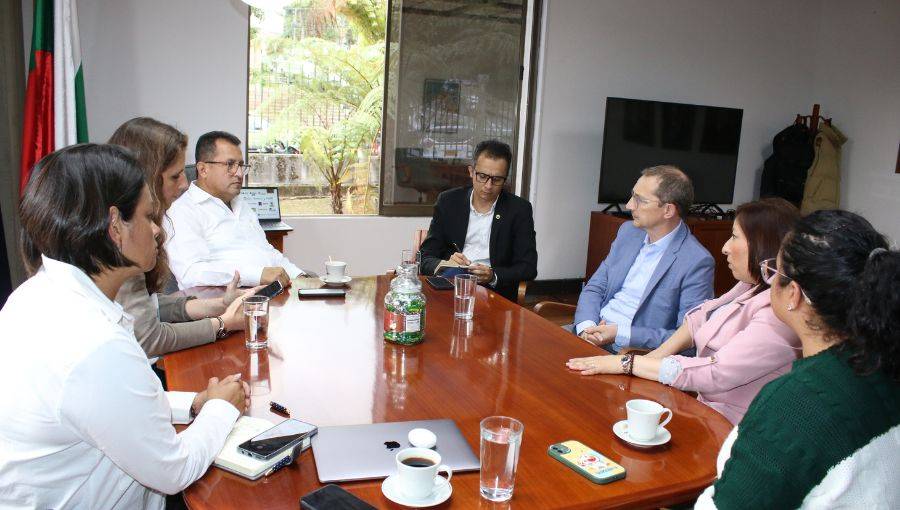 invitados de la embajada francesa y directivas u caldas