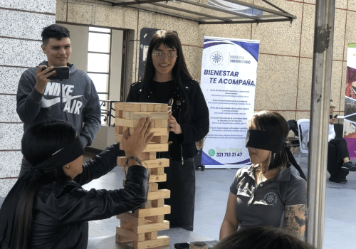 Estudiantes jugando jenga con los ojos vendados