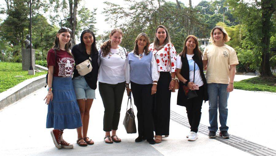 estudiantes y docente de la suny oneonta