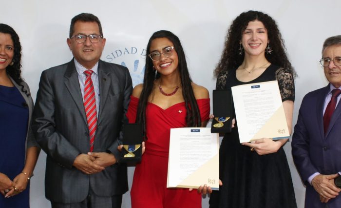 estudiantes que reciben reconocimiento