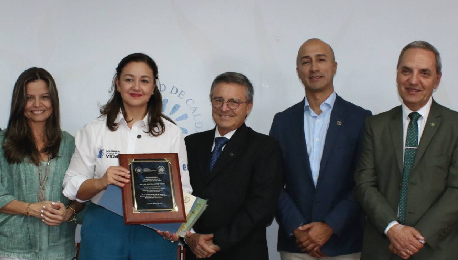 Ministra de educación con administrativos de la U. de Caldas