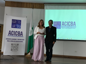 Foto de la docente del programa de Medicina Veterinaria y Zootecnia, Marlyn Hellen Romero Peñuela. recibiendo reconocimiento en la U. de Antioquia por su trabajo con animales de producción.