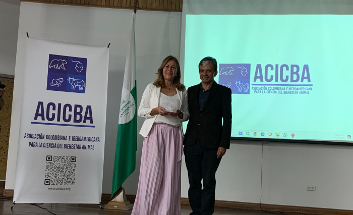 Foto de la docente del programa de Medicina Veterinaria y Zootecnia, Marlyn Hellen Romero Peñuela. recibiendo reconocimiento en la U. de Antioquia por su trabajo con animales de producción.