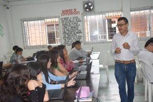 Foto en una de las aulas de clase donde se forman estudiantes del proyecto U. de Caldas en tu Pueblo.