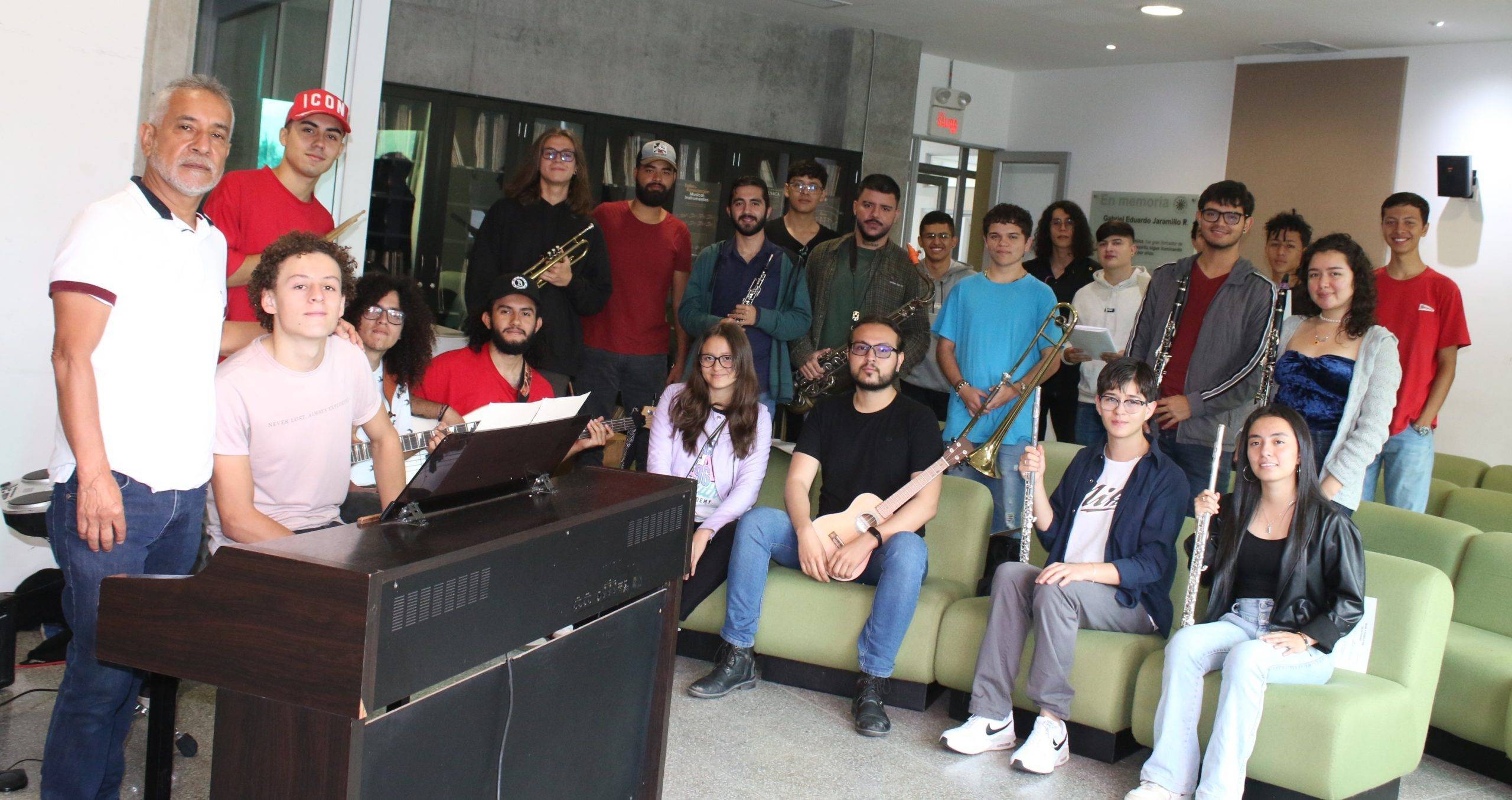 Foto de los integrantes del ensamble del programa de Música de la U. de Caldas, semestres 1 y 2.
