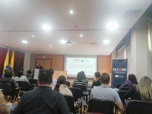 Foto con participantes en socialización de proyecto Climar en Irlanda, entre los cuales se encuentra la docente de la U. de Caldas, Marcela Patiño.