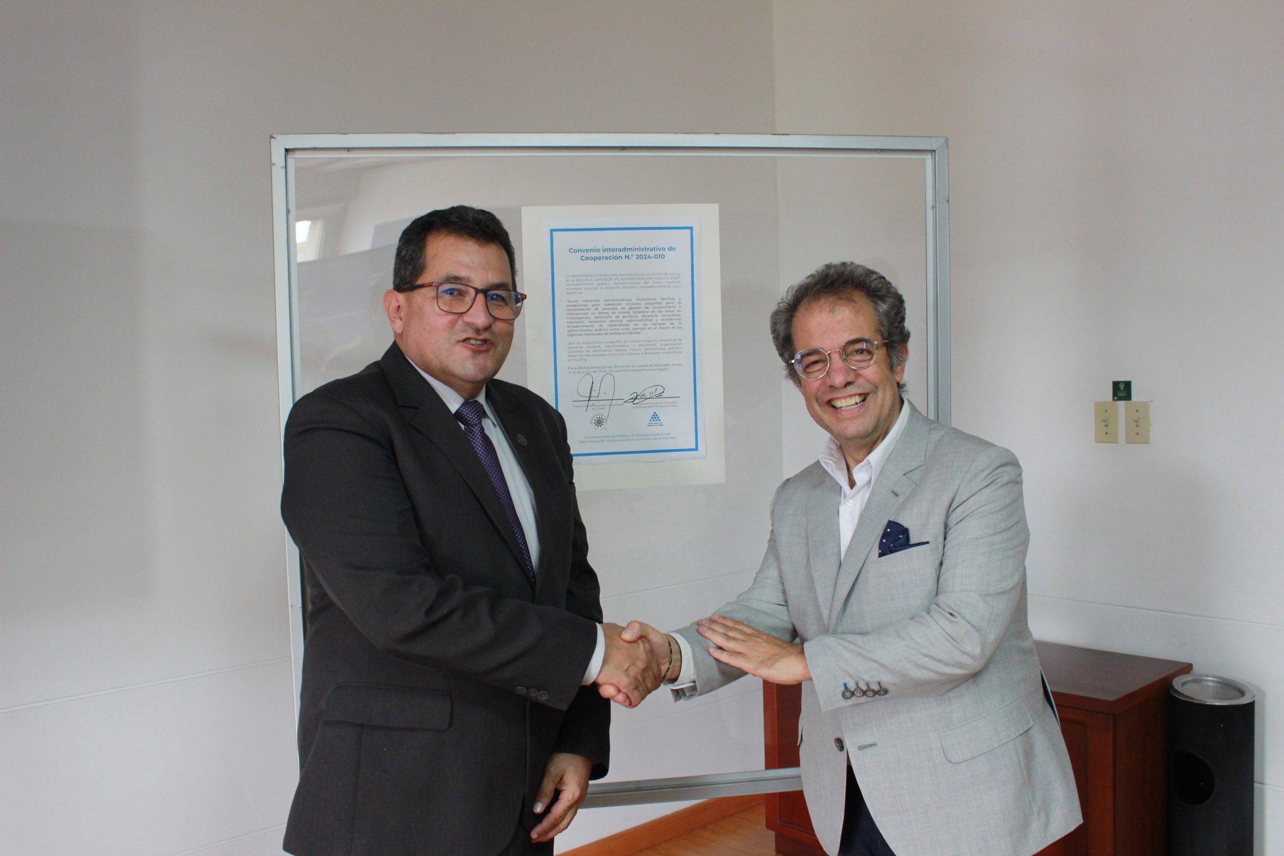 Imagen del rector de la U. de Caldas Fabio Hernando Arias Orozco y el el Director Nacional de la Escuela Superior de Administración Pública – ESAP, Jorge Iván Bula Escobar, firmaron este jueves el convenio interadministrativo de cooperación.
