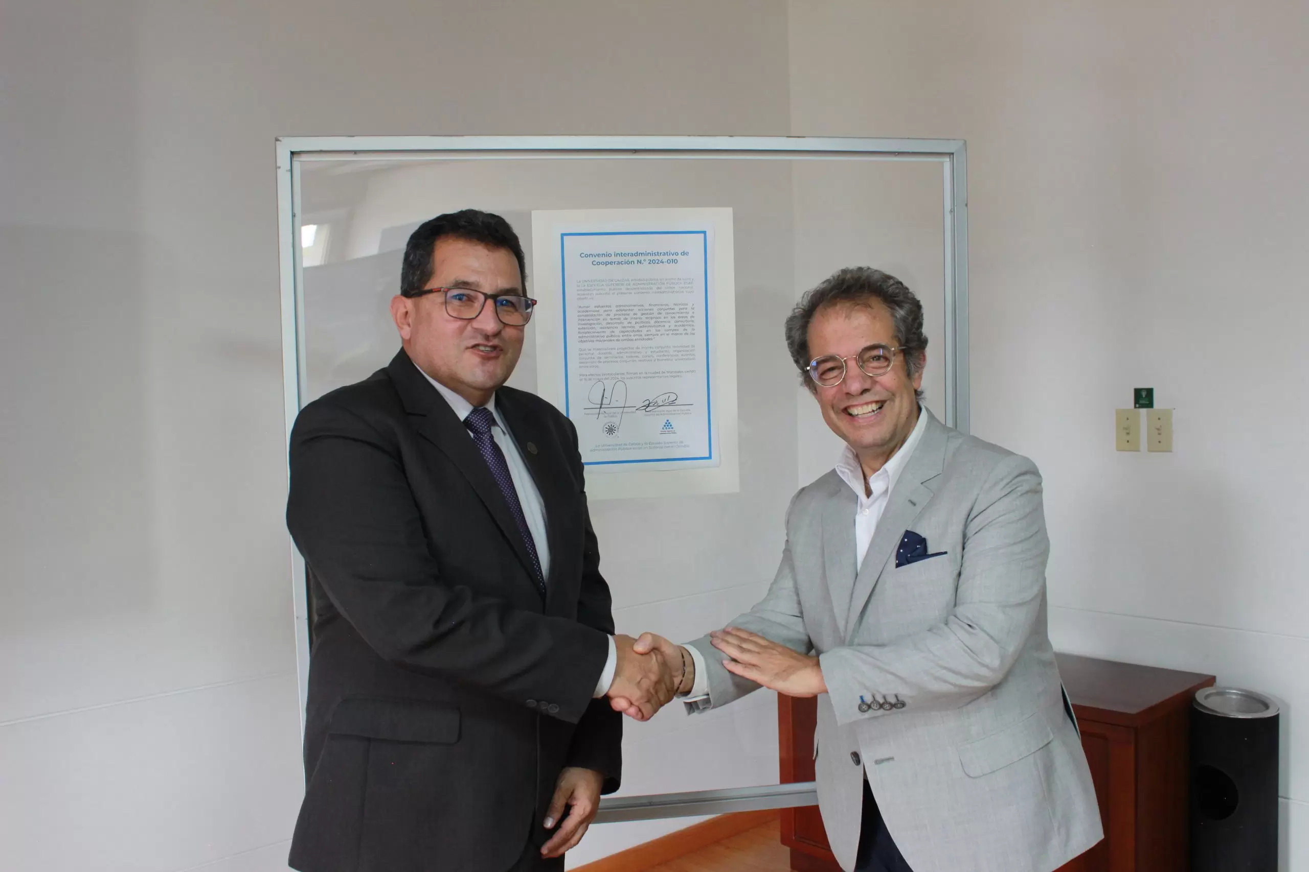Imagen del rector de la U. de Caldas Fabio Hernando Arias Orozco y el el Director Nacional de la Escuela Superior de Administración Pública – ESAP, Jorge Iván Bula Escobar, firmaron este jueves el convenio interadministrativo de cooperación.
