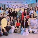 En foto grupal, estudiantes de segundo semestre de Lenguas Modernas que interpretaron personajes de Homero y Enheduanna. Las mujeres hacían roles masculinos y los hombres, roles femeninos.