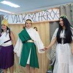 Foto de estudiantes de segundo semestre de lenguas Modernas, interpretando personajes de la Odisea, de Homero, en el marco de un ejercicio de interpretación de arquetipos en la clase de Literatura Occidental.