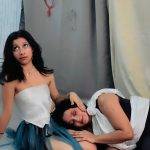 Foto de estudiante de segundo semestre de lenguas Modernas, interpretando uno de los personajes de la Odisea, de Homero, en el marco de un ejercicio de interpretación de arquetipos en la clase de Literatura Occidental.
