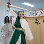 Foto de estudiante de segundo semestre de lenguas Modernas, interpretando uno de los personajes de la Odisea, de Homero, en el marco de un ejercicio de interpretación de arquetipos en la clase de Literatura Occidental.