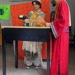Foto de estudiantes de segundo semestre de lenguas Modernas, interpretando personajes de obras clásicas en el marco de un ejercicio de interpretación de arquetipos en la clase de Literatura Occidental.