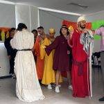 Foto de estudiantes de segundo semestre de lenguas Modernas, interpretando personajes de obras clásicas en el marco de un ejercicio de interpretación de arquetipos en la clase de Literatura Occidental.
