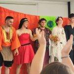 Foto de estudiantes de segundo semestre de lenguas Modernas, interpretando personajes de obras clásicas en el marco de un ejercicio de interpretación de arquetipos en la clase de Literatura Occidental.