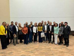 Foto de la ministra de Ciencia, Tecnología e Innovación, Ángela Yesenia Olaya, con los líderes de centros e institutos de investigación de la U. de Caldas.