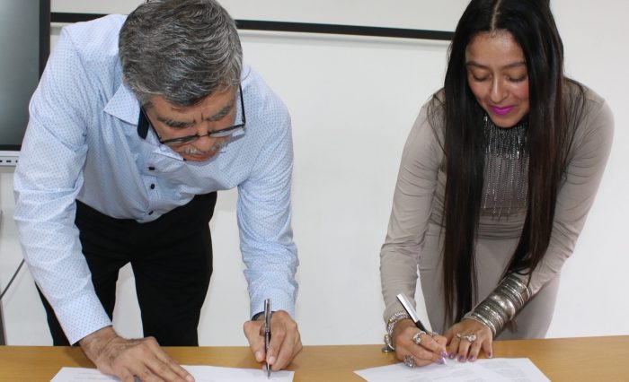 Imagen de la firma de convenio entre el sistema universitario CETYS y la U. de Caldas para facilitar movilidad y fortalecer la investigación sobre la identidad del profesor universitario.