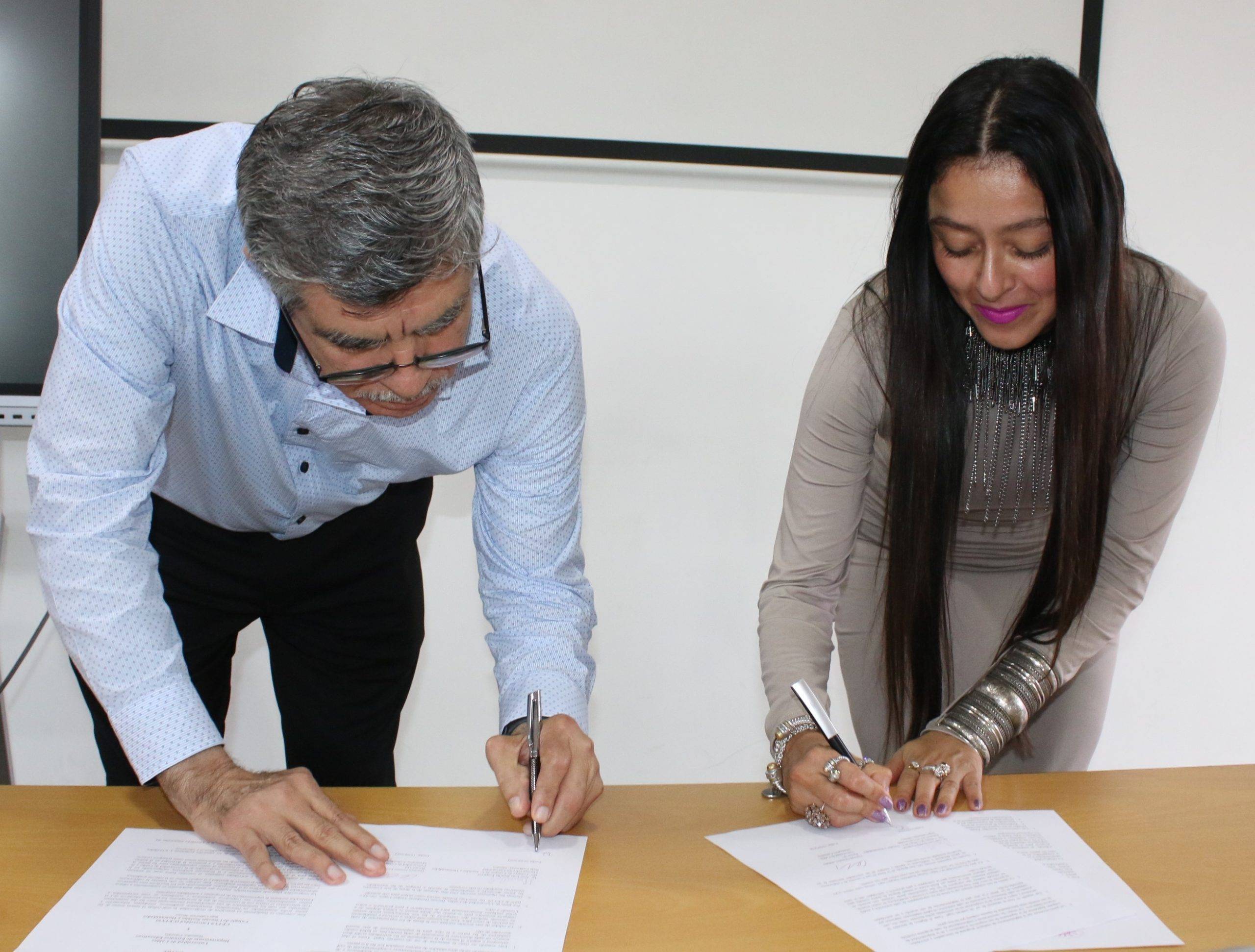 Imagen de la firma de convenio entre el sistema universitario CETYS y la U. de Caldas para facilitar movilidad y fortalecer la investigación sobre la identidad del profesor universitario.