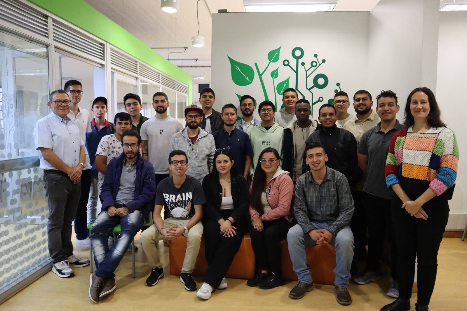 Estudiantes de Ingeniería de Sistemas y Computación crean prototipos y soluciones que impactan el entorno. En la foto se observan estudiantes y docentes del programa de Ingeniería de Sistemas de la U. de Caldas, que han desarrollado atractivos proyectos no sólo para la U, sino para la ciudad.