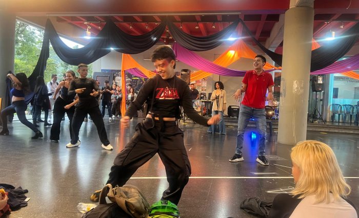 Imagen de la jornada de cierre de semestre de la Facultad de Artes y Humanidades de la U. de Caldas. Hubo música, danza, pintura, teatro y muestra de emprendimiento.